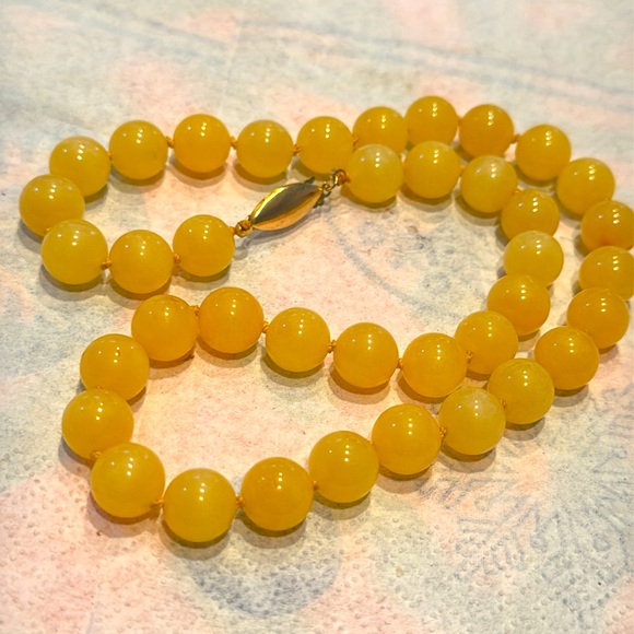 Yellow agate bead (10mm) knotted necklace w/ 14K gold clasp - 17.5” - Picture 3 of 4